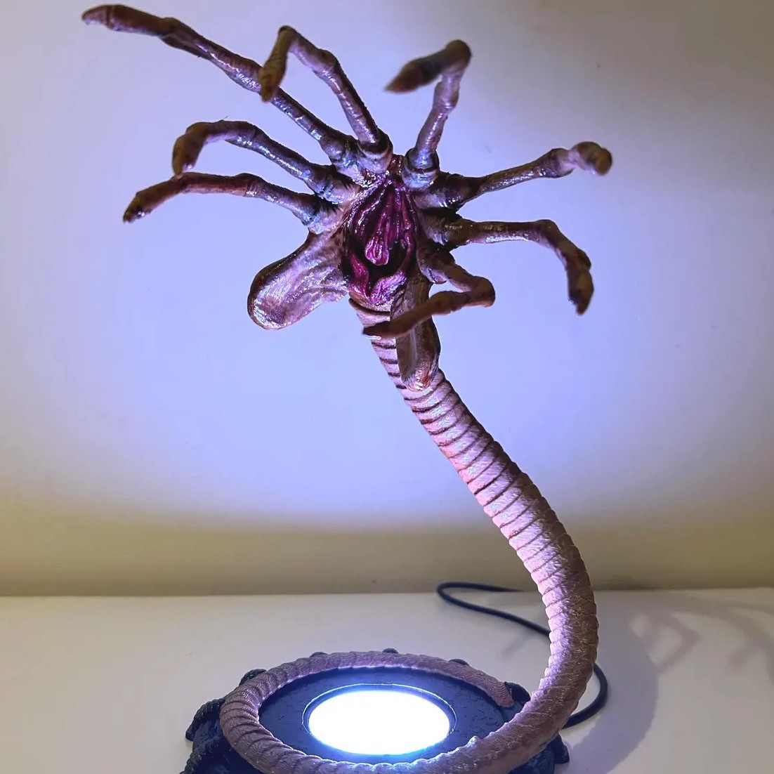 Ночник-фонарь Alien Facehugger – обзор и цена Neon Sign Party